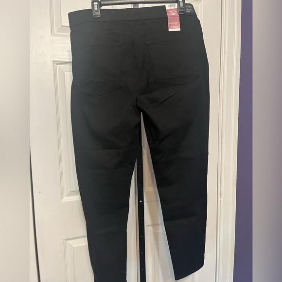 LEVI STRAUSS WOMEN’S SZ 16 LEVI’S NWT BLACK JEANS PULL ON  #355 - Picture 2 of 6